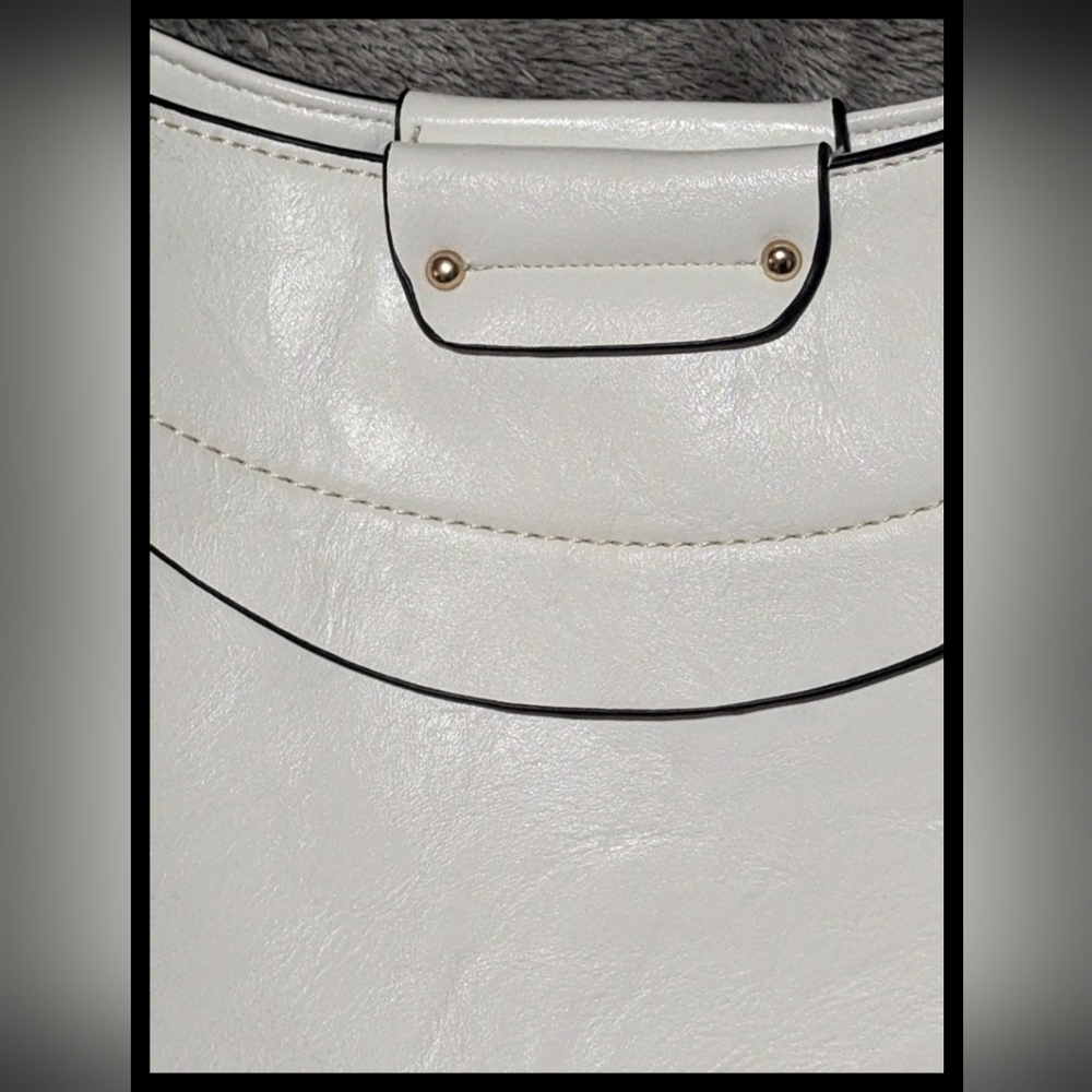 💥 CLEARANCE💥Large white shoulder bag, faux leather,excellent condition,tassels - Picture 6 of 16